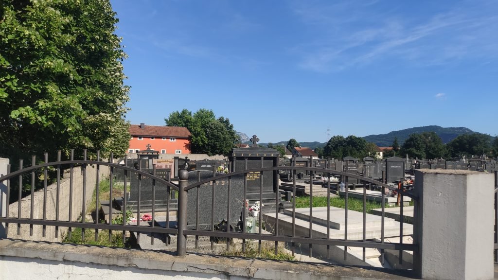 Groblje kod crkve Začeća Svetog Jovana Krstitelja u naselju Straševina u Nikšiću